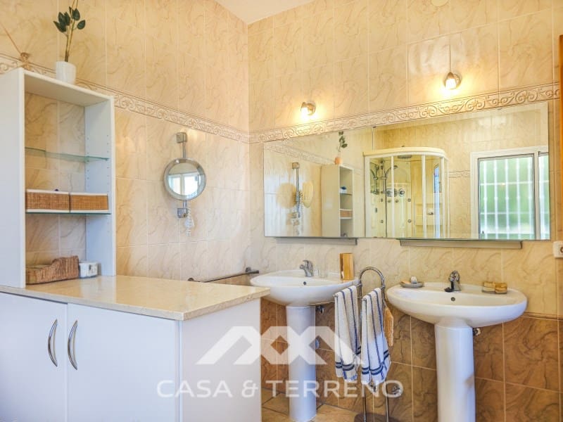 Chalet de 4 habitaciones en Arenas en venta con piscina garaje - 980.000 € (Ref: 10008876)