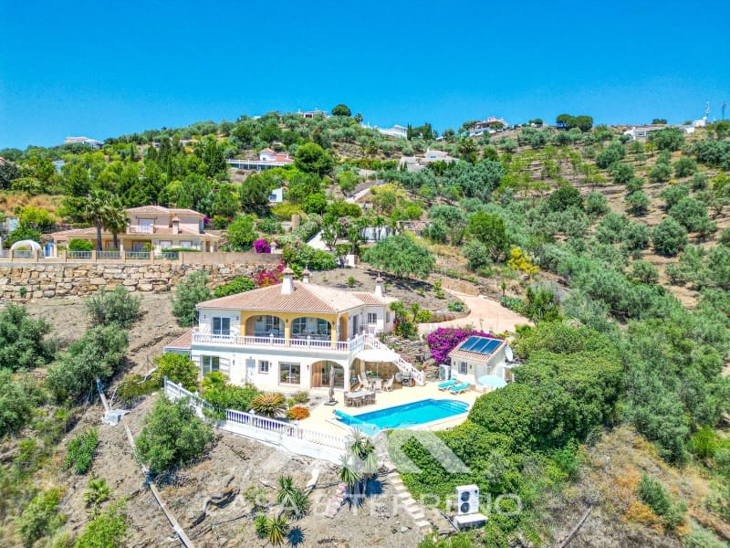 Chalet de 4 habitaciones en Arenas en venta con piscina garaje - 980.000 € (Ref: 10008876)