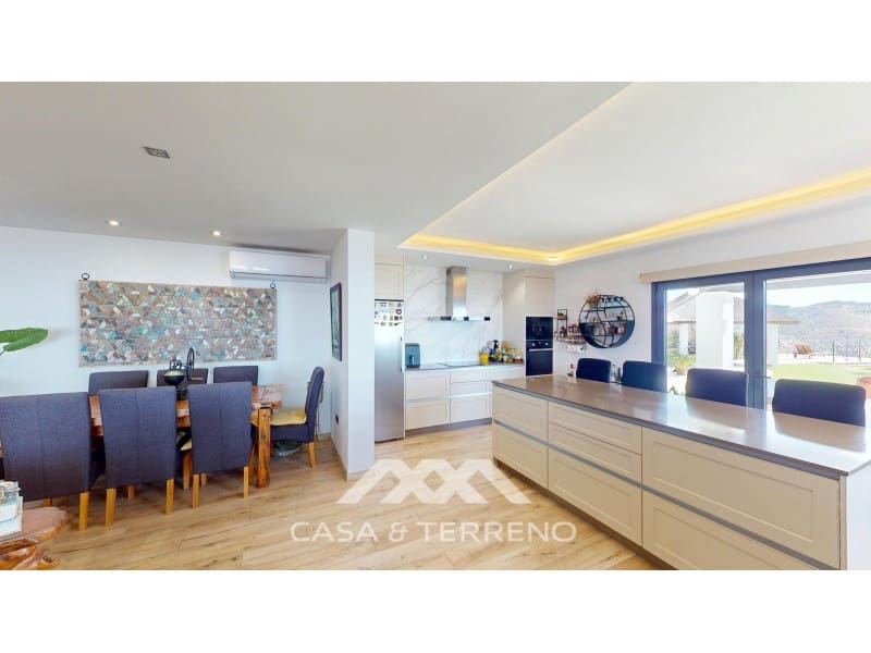 4 soverom Villa til salgs i Arenas med svømmebasseng garasje - € 1 395 000 (Ref: 10098209)