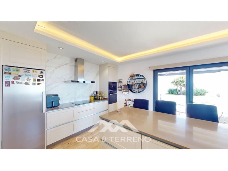 4 soverom Villa til salgs i Arenas med svømmebasseng garasje - € 1 395 000 (Ref: 10098209)