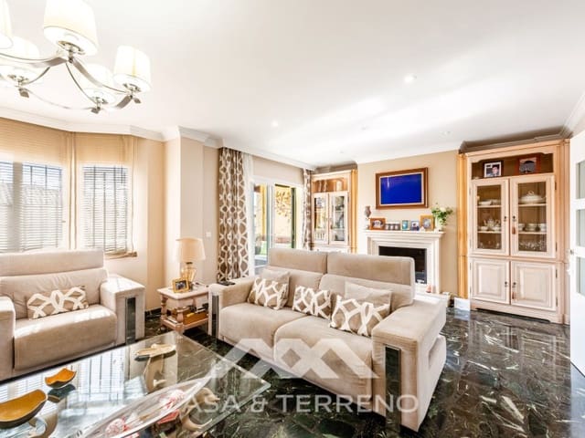 5 slaapkamer Villa te koop in Caleta de Vélez, Vélez-Málaga met zwembad garage - € 639.900 (Ref: 10115660)