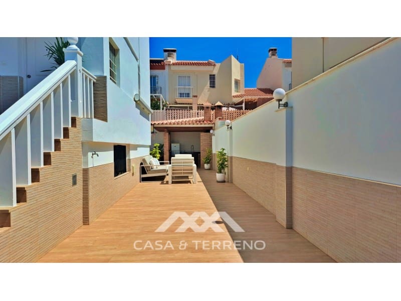 Pareado de 3 habitaciones en Vélez-Málaga en venta con piscina - 485.000 € (Ref: 10124300)