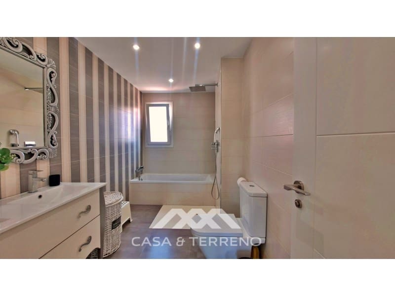Pareado de 3 habitaciones en Vélez-Málaga en venta con piscina - 485.000 € (Ref: 10124300)