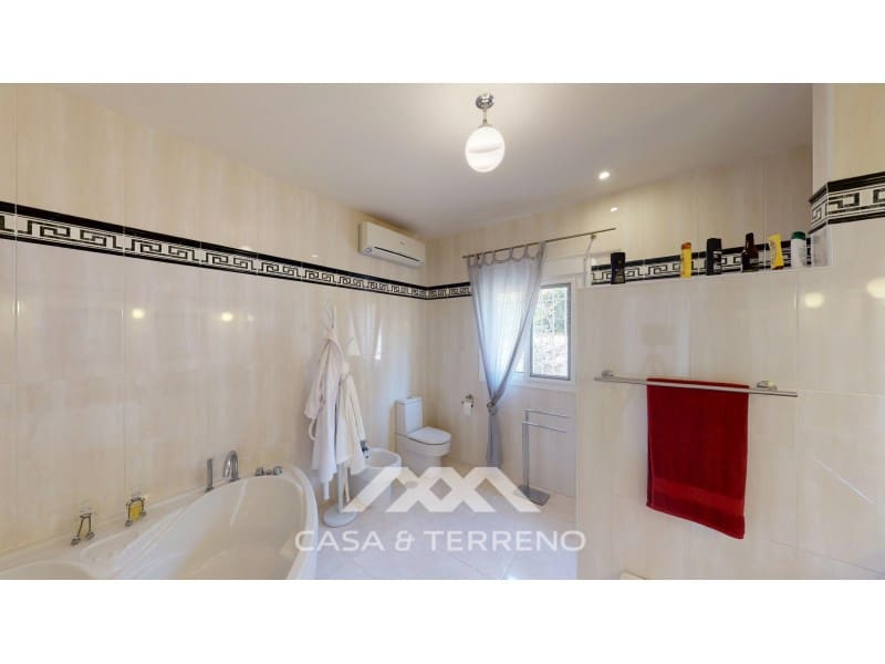 3 bedroom Villa for sale in Algarrobo with pool - € 878,000 (Ref: 10129086)