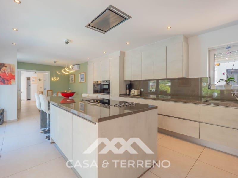 5 soverom Villa til salgs i Arenas med svømmebasseng - € 730 000 (Ref: 10173528)