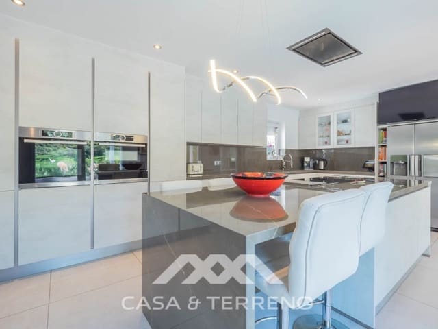 5 soverom Villa til salgs i Arenas med svømmebasseng - € 730 000 (Ref: 10173528)