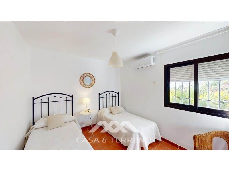 Chalet de 4 habitaciones en Nerja en venta con piscina - 1.450.000 € (Ref: 10184453)