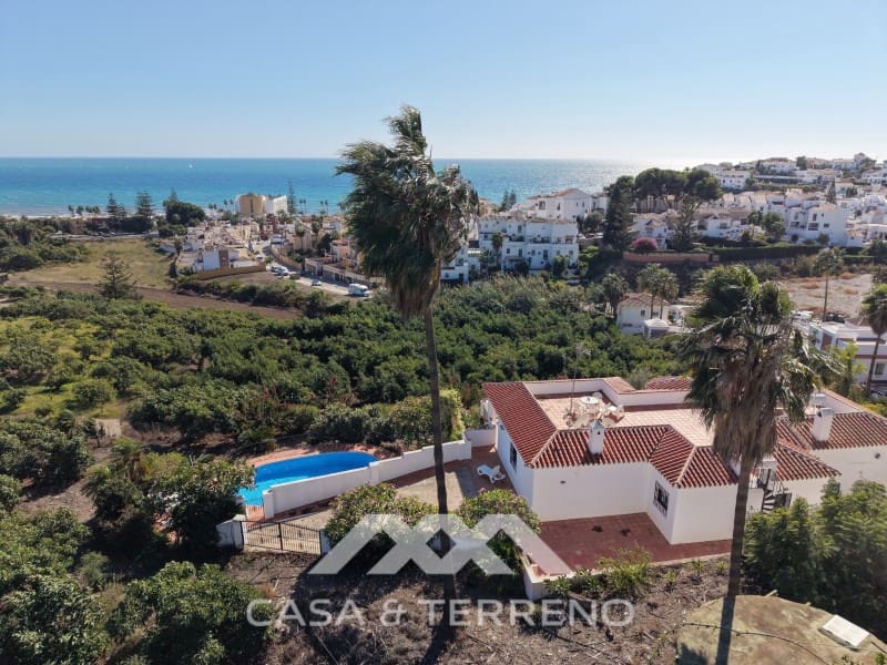 Chalet de 4 habitaciones en Nerja en venta con piscina - 1.450.000 € (Ref: 10184453)