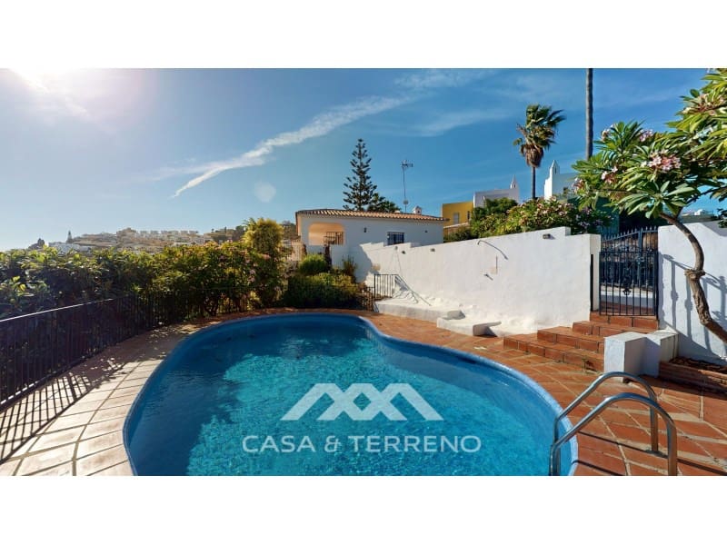 Chalet de 4 habitaciones en Nerja en venta con piscina - 1.450.000 € (Ref: 10184453)