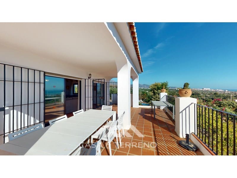 Chalet de 4 habitaciones en Nerja en venta con piscina - 1.450.000 € (Ref: 10184453)