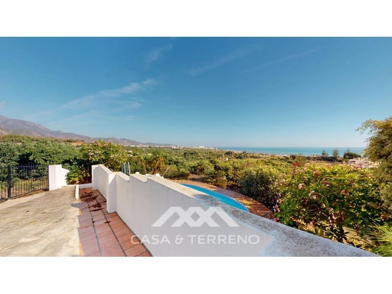 Chalet de 4 habitaciones en Nerja en venta con piscina - 1.450.000 € (Ref: 10184453)