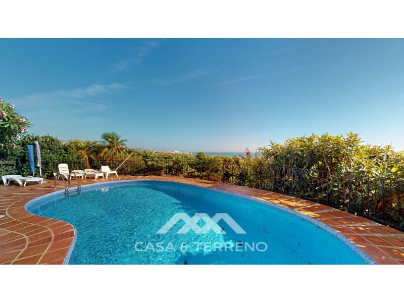Chalet de 4 habitaciones en Nerja en venta con piscina - 1.450.000 € (Ref: 10184453)