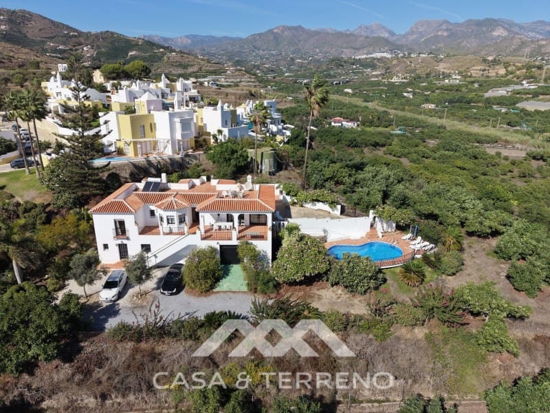 Chalet de 4 habitaciones en Nerja en venta con piscina - 1.450.000 € (Ref: 10184453)