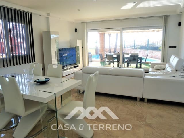 3 slaapkamer Villa te koop in Torre del Mar, Vélez-Málaga met zwembad garage - € 796.000 (Ref: 6627950)