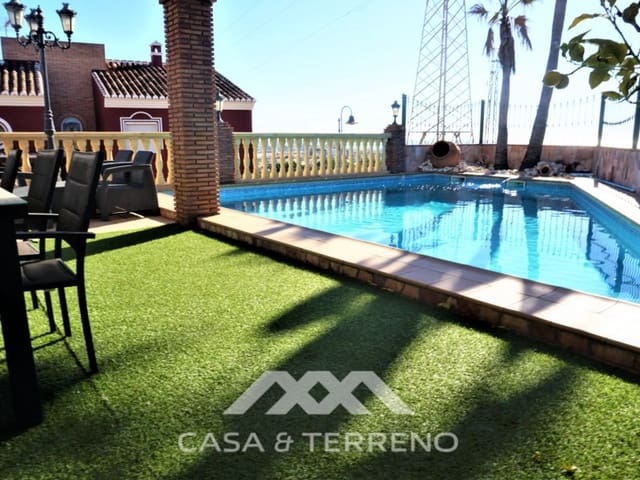 3 slaapkamer Villa te koop in Torre del Mar, Vélez-Málaga met zwembad garage - € 796.000 (Ref: 6627950)