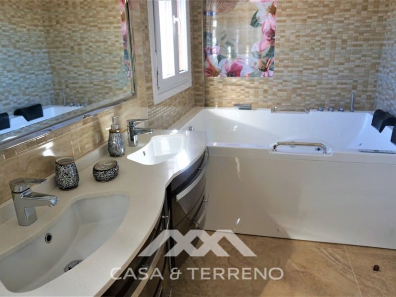 3 slaapkamer Villa te koop in Torre del Mar met zwembad garage - € 796.000 (Ref: 6627950)