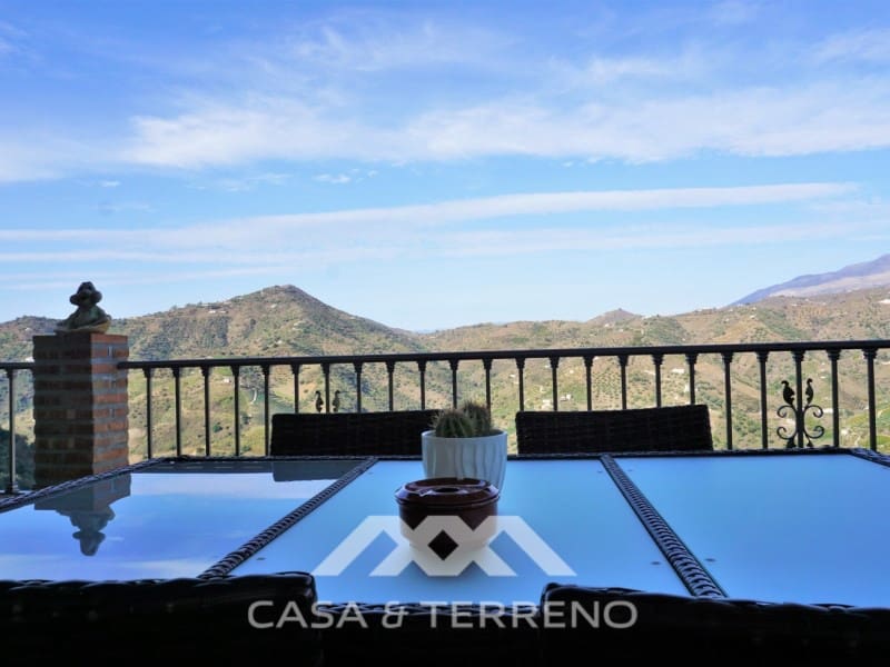 5 soveværelse Villa til salg i Sayalonga med swimmingpool garage - € 585.000 (Ref: 7310776)