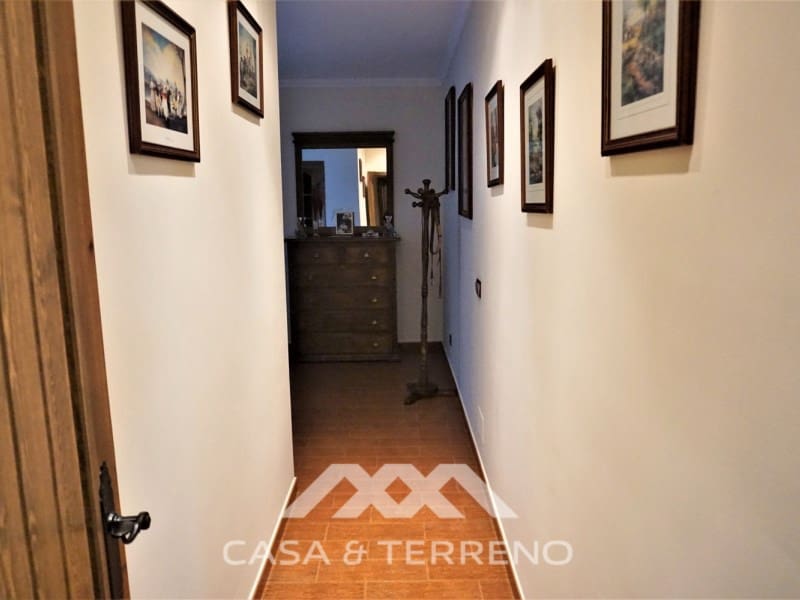 5 soveværelse Villa til salg i Sayalonga med swimmingpool garage - € 585.000 (Ref: 7310776)