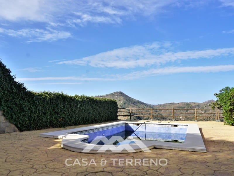 5 soveværelse Villa til salg i Sayalonga med swimmingpool garage - € 585.000 (Ref: 7310776)