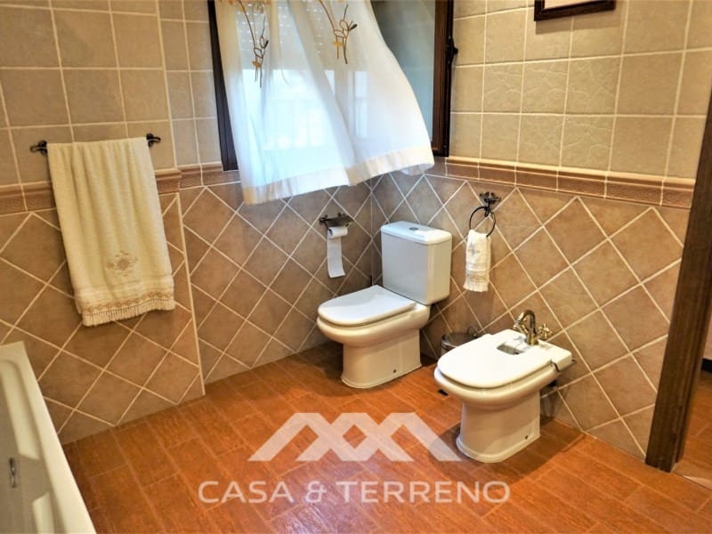 5 soveværelse Villa til salg i Sayalonga med swimmingpool garage - € 585.000 (Ref: 7310776)