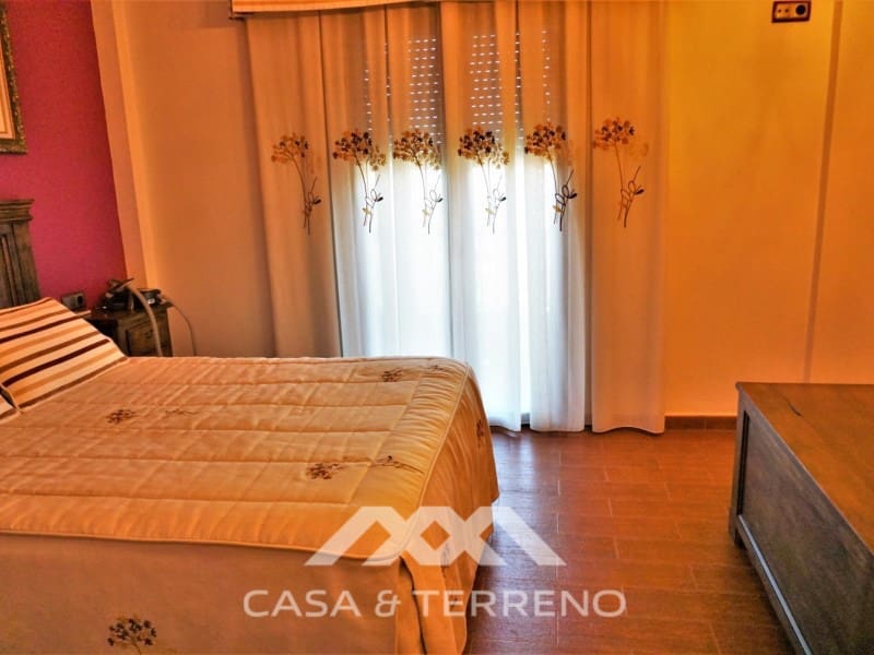 5 soveværelse Villa til salg i Sayalonga med swimmingpool garage - € 585.000 (Ref: 7310776)