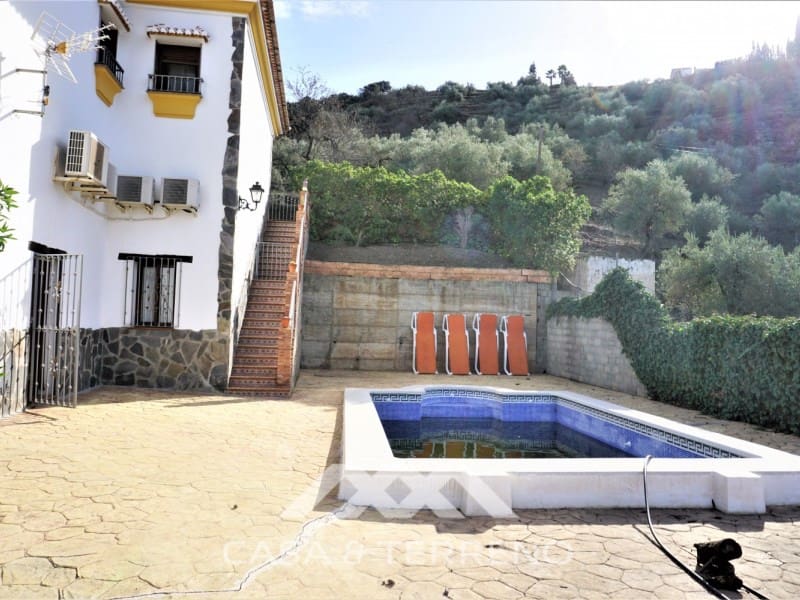 5 soveværelse Villa til salg i Sayalonga med swimmingpool garage - € 585.000 (Ref: 7310776)