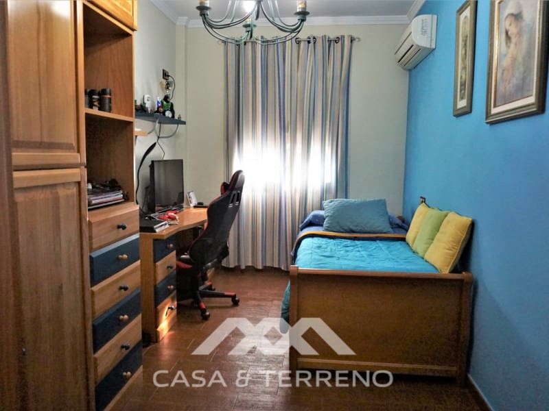 5 soveværelse Villa til salg i Sayalonga med swimmingpool garage - € 585.000 (Ref: 7310776)