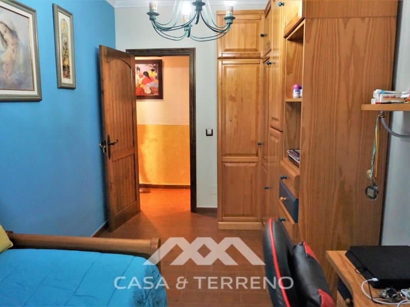 5 soveværelse Villa til salg i Sayalonga med swimmingpool garage - € 585.000 (Ref: 7310776)