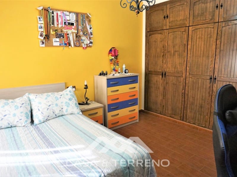 5 soveværelse Villa til salg i Sayalonga med swimmingpool garage - € 585.000 (Ref: 7310776)