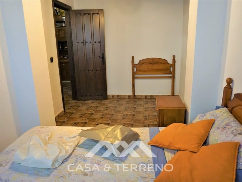 5 soveværelse Villa til salg i Sayalonga med swimmingpool garage - € 585.000 (Ref: 7310776)