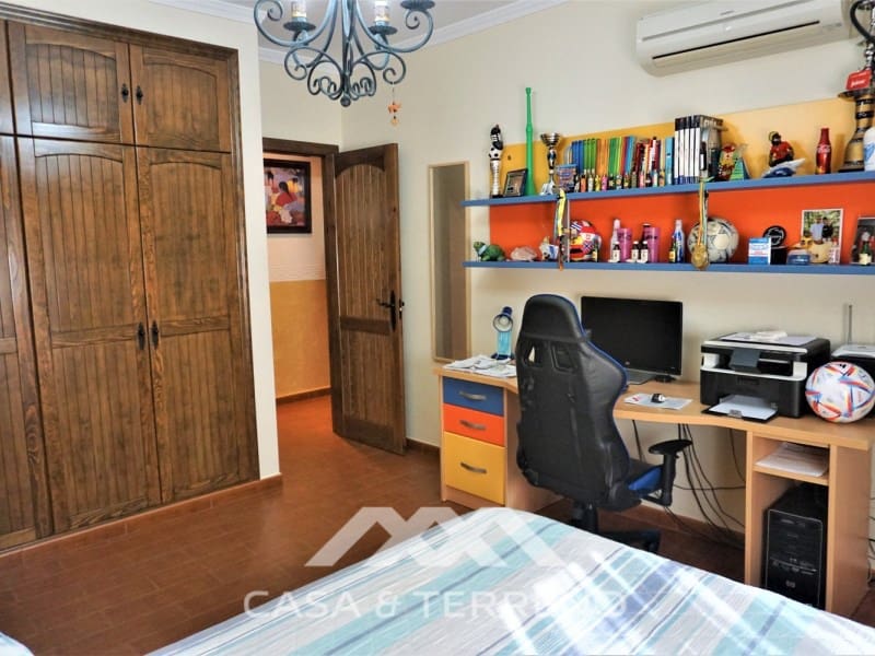 5 soveværelse Villa til salg i Sayalonga med swimmingpool garage - € 585.000 (Ref: 7310776)