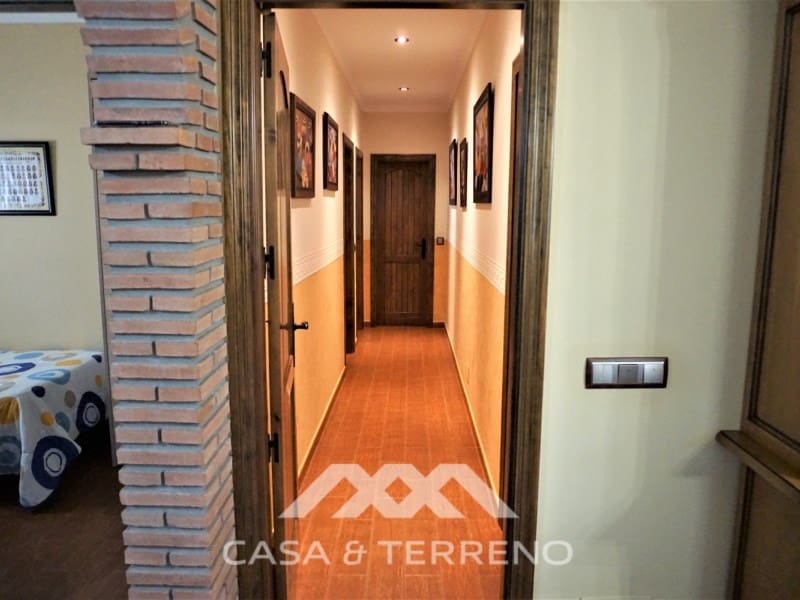 5 soveværelse Villa til salg i Sayalonga med swimmingpool garage - € 585.000 (Ref: 7310776)