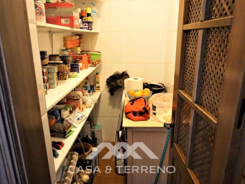 5 soveværelse Villa til salg i Sayalonga med swimmingpool garage - € 585.000 (Ref: 7310776)