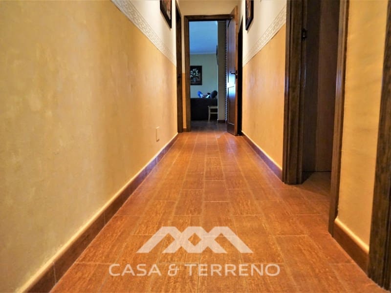 5 soveværelse Villa til salg i Sayalonga med swimmingpool garage - € 585.000 (Ref: 7310776)