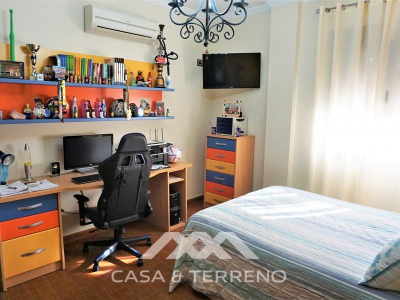 5 soveværelse Villa til salg i Sayalonga med swimmingpool garage - € 585.000 (Ref: 7310776)