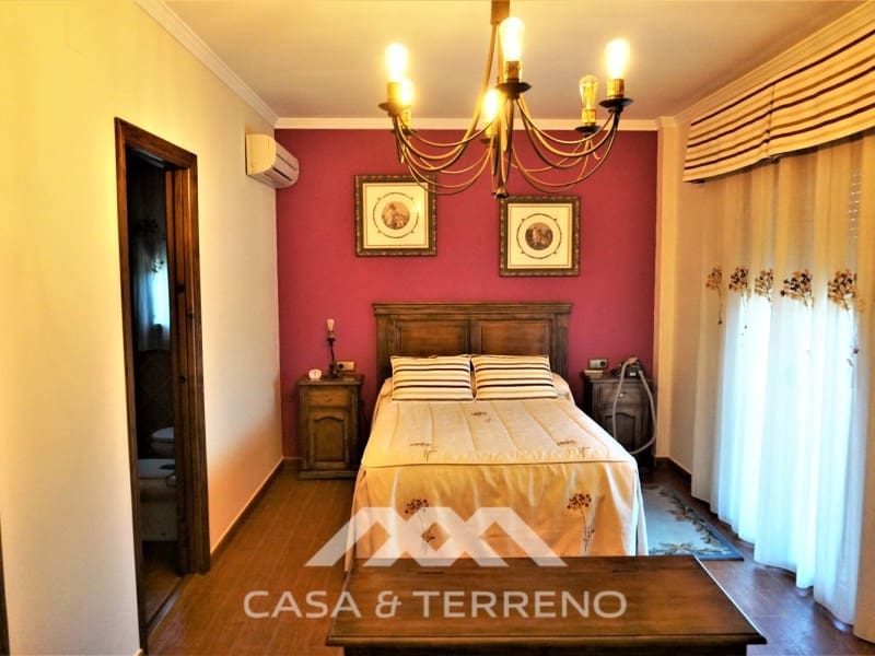 5 soveværelse Villa til salg i Sayalonga med swimmingpool garage - € 585.000 (Ref: 7310776)