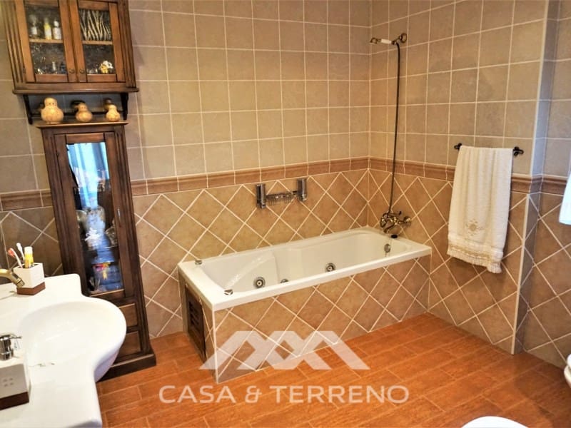 5 soveværelse Villa til salg i Sayalonga med swimmingpool garage - € 585.000 (Ref: 7310776)