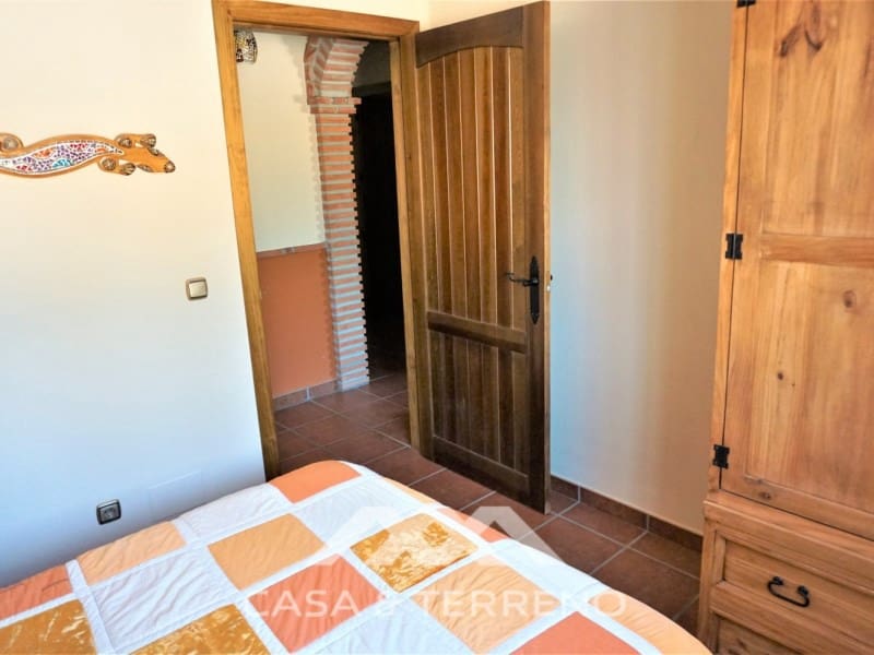 4 soveværelse Villa til salg i Sayalonga med swimmingpool garage - € 584.000 (Ref: 7411000)