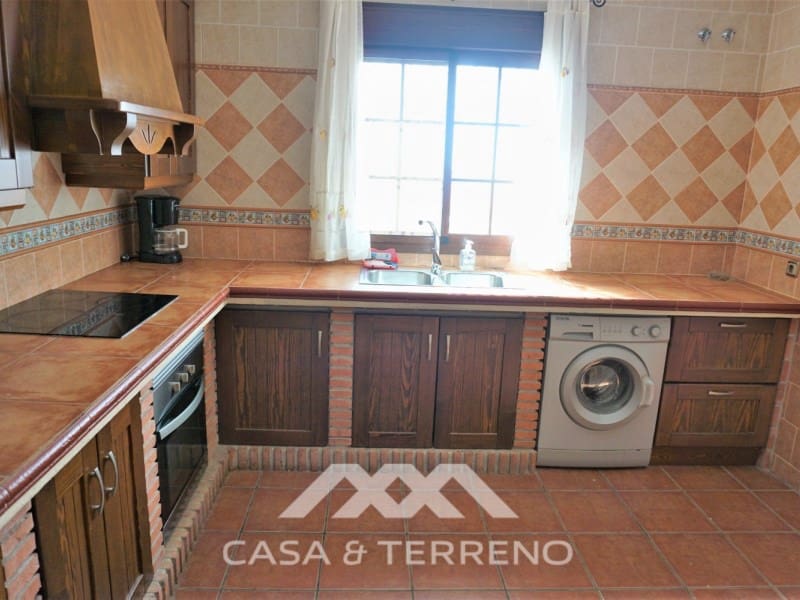 4 soveværelse Villa til salg i Sayalonga med swimmingpool garage - € 584.000 (Ref: 7411000)