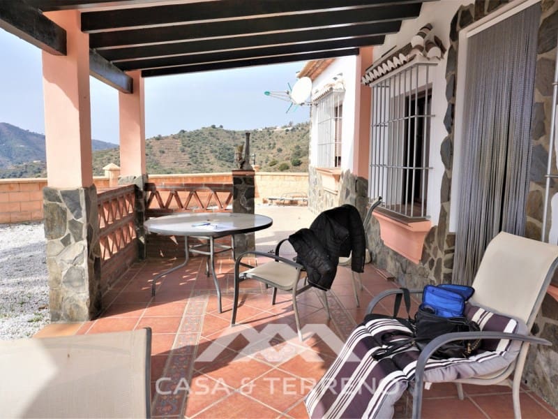 4 soveværelse Villa til salg i Sayalonga med swimmingpool garage - € 584.000 (Ref: 7411000)