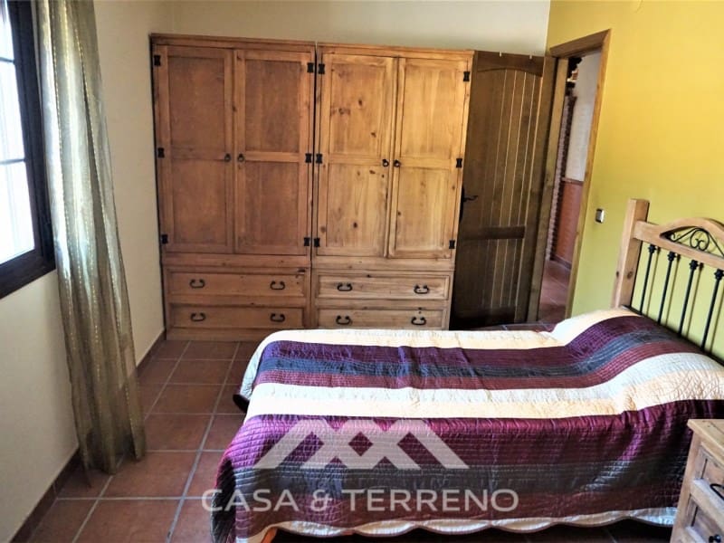 4 soveværelse Villa til salg i Sayalonga med swimmingpool garage - € 584.000 (Ref: 7411000)