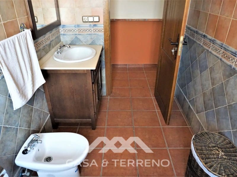 4 soveværelse Villa til salg i Sayalonga med swimmingpool garage - € 584.000 (Ref: 7411000)