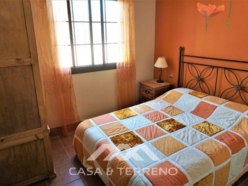 4 soveværelse Villa til salg i Sayalonga med swimmingpool garage - € 584.000 (Ref: 7411000)