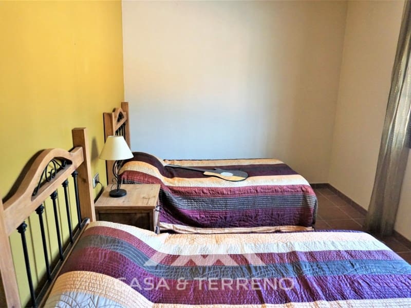 4 soveværelse Villa til salg i Sayalonga med swimmingpool garage - € 584.000 (Ref: 7411000)