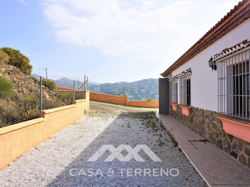 4 soveværelse Villa til salg i Sayalonga med swimmingpool garage - € 584.000 (Ref: 7411000)