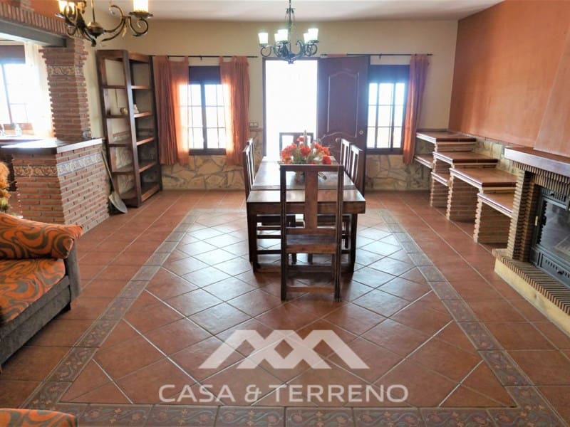 4 soveværelse Villa til salg i Sayalonga med swimmingpool garage - € 584.000 (Ref: 7411000)