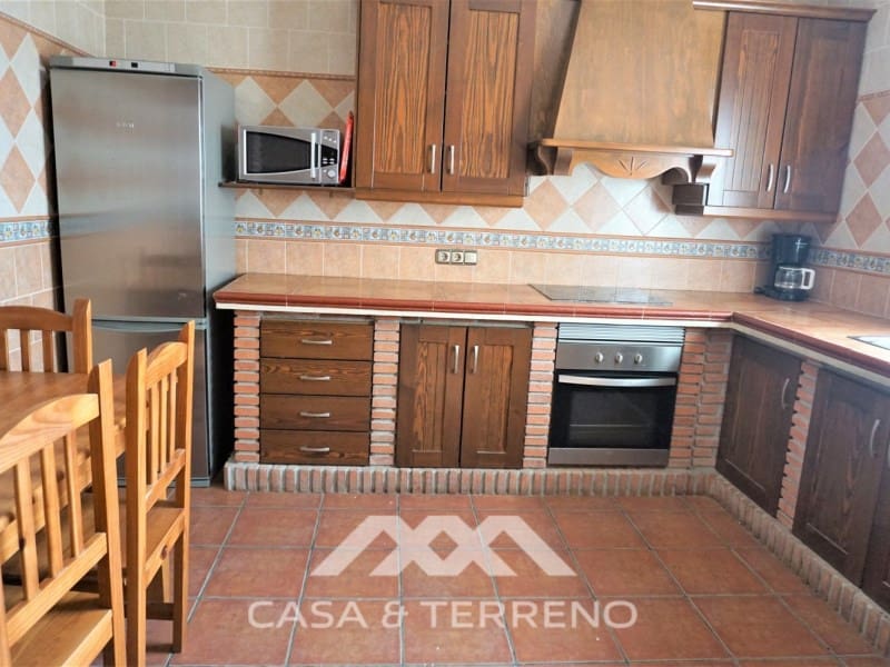 4 soveværelse Villa til salg i Sayalonga med swimmingpool garage - € 584.000 (Ref: 7411000)