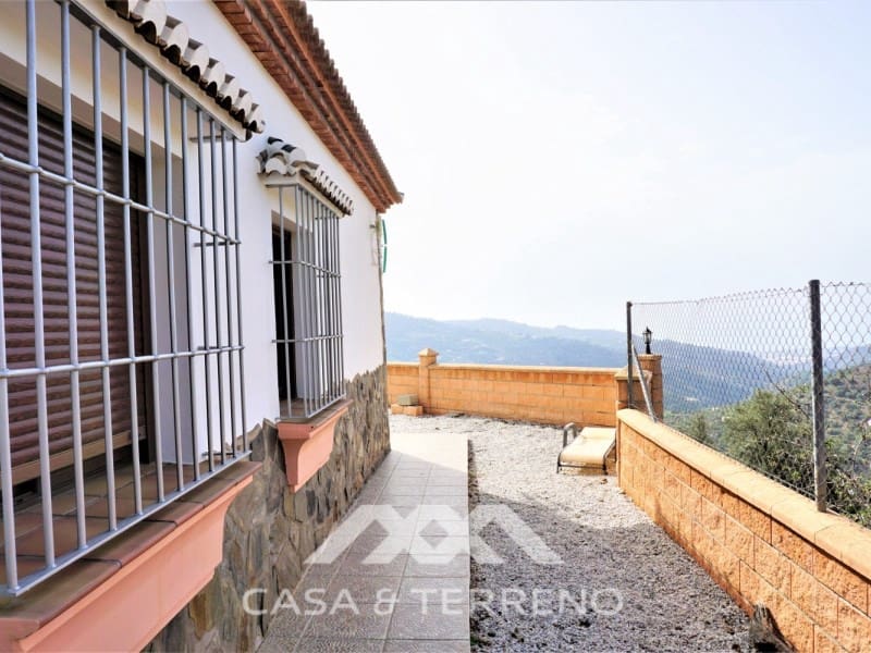 4 soveværelse Villa til salg i Sayalonga med swimmingpool garage - € 584.000 (Ref: 7411000)