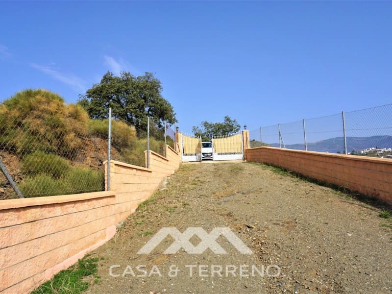 4 soveværelse Villa til salg i Sayalonga med swimmingpool garage - € 584.000 (Ref: 7411000)