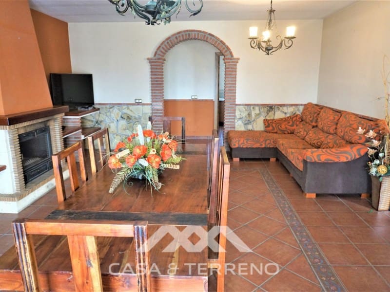 4 soveværelse Villa til salg i Sayalonga med swimmingpool garage - € 584.000 (Ref: 7411000)